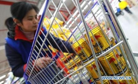 Những lon nước Red Bull bị rút khỏi kệ hàng trong một siêu thị lớn ở Thượng Hải